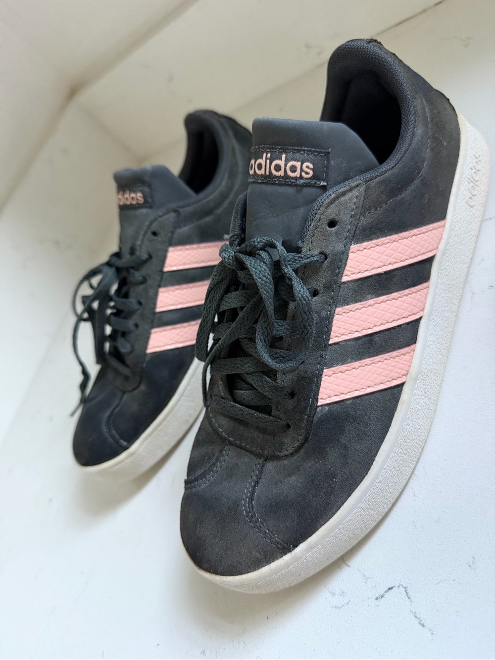 Adidas Women’s suedeSneakers with Pink Stripes Sz 7 - Picture 8 of 9